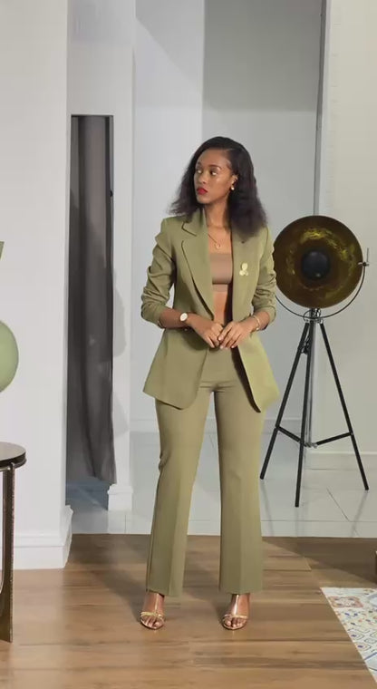 “Classic Green Single-Button Suit Set with Tailored Pants”